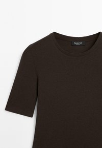 Maglietta a maniche corte in maglia marrone scuro, con collo a giro e etichetta "Massimo Dutti" visibile all'interno del colletto.