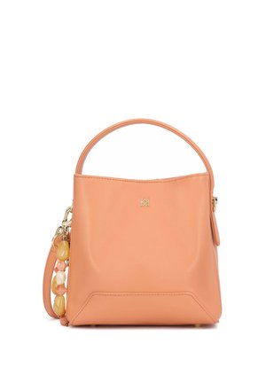 Sac à main en cuir couleur pêche avec un design structuré, une poignée supérieure arrondie, une bandoulière amovible et des accents perlés sur la sangle.