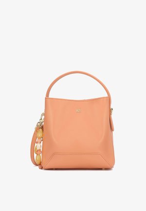 Kožená kabelka broskyňovej farby so štruktúrovaným dizajnom, okrúhlou hornou rukoväťou, odnímateľným ramenným popruhom a korálkovými ozdobami na popruhu.