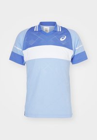 Jasnoniebieska koszulka sportowa z dekoltem w kształcie litery V, z ciemniejszymi niebieskimi wzorami w diamenty, białym poziomym paskiem oraz logo na piersi.