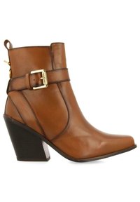 Bota de cuero marrón hasta el tobillo con punta afilada y tacón cuadrado. Presenta un detalle de hebilla dorada y correa alrededor del tobillo. Textura suave.
