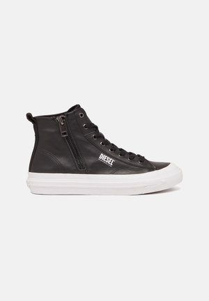 Schwarze Leder-Hochschnitt-Sneaker mit weißer Gummisohle, ausgestattet mit Seitenreißverschluss, Schnürdesign und "DIESEL"-Logodetails.