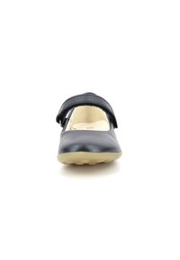 Zapato Mary Jane de cuero negro con punta redonda, correa ajustable y suela de goma de color claro. Textura suave con acentos mínimos.