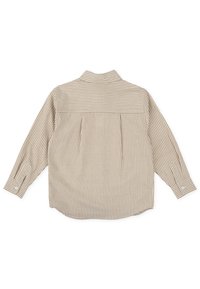 Camisa de botones a rayas beige con cuello, mangas largas, detalle de pliegue en la parte trasera y puños abotonados. La tela parece ligera y suave.