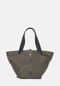 Borsa tote in nylon verde oliva con manici in pelle nera. Presenta una cerniera nera centrale e un nastro con logo stampato come accentuazione. Design ampio e spazioso.
