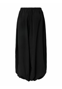 Czarna, lekka spódnica z elastycznym pasem; charakteryzuje się rozkloszowanym kształtem i marszczoną fakturą, zakończoną zaokrąglonym dołem.