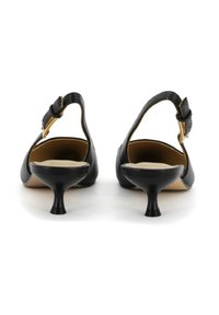 Scarpe con tacco slingback in pelle nera con tacco sottile e dettaglio fibbia. Texture liscia, design con retro aperto e punta arrotondata.