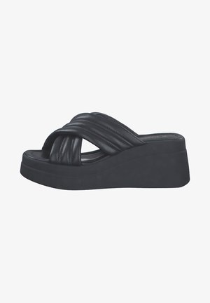 Schwarze Keilsandalen aus synthetischem Leder mit einem gesteppten Riemendesign, ausgestattet mit einer strukturierten Plattformsohle und offener Zehenpartie.