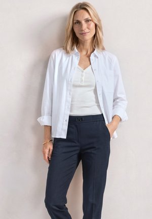 Street One, SLIM LEG HOSE MIT SCHNALLENDETAIL - Pantalon classique - darkest blue