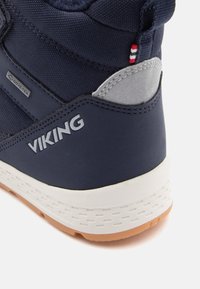 Námorné topánky s tkaným vrchným materiálom, ktorý je doplnený šedým akcentom a strieborným brandingom. Biela medzipodrážka s vystúpenou podrážkou pre lepšiu trakciu.