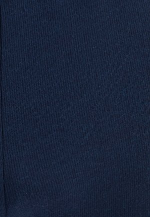 Marineblauwe stof met een ribbelstructuur, die verticale lijnen en een zachte afwerking toont, geschikt voor kleding of meubeltoepassingen.