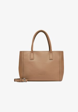 Sac fourre-tout en cuir beige avec un design structuré, deux poignées et une bandoulière amovible ; présente un logo en relief à l'avant.