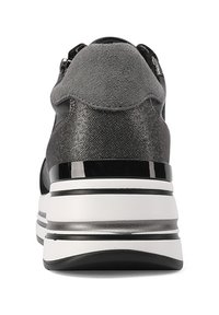 Sneaker nero e grigio con una tomaia texturizzata, tallone imbottito e una suola spessa a strisce bianche e nere; presenta un design elegante e accenti sottili.