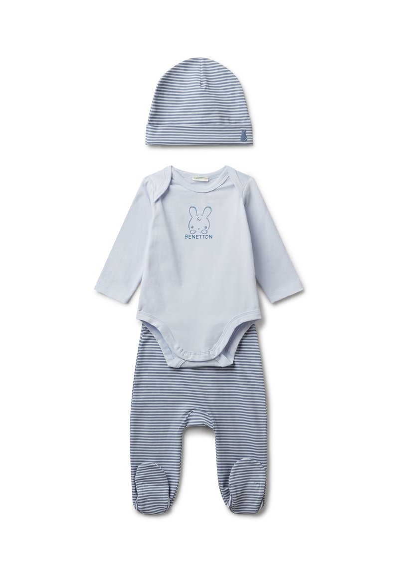 Completo per neonati di colore azzurro chiaro, composto da un body a maniche lunghe con stampa di coniglietto, pantaloni a righe con i piedi e un cappellino a righe coordinato.