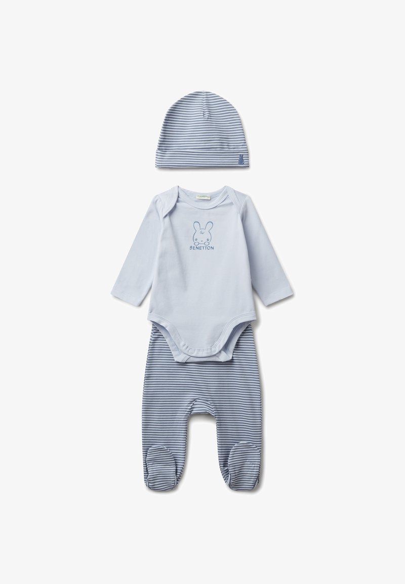 Světle modrý dětský komplet s body dlouhým rukávem s potiskem králíčka, pruhované kalhoty se spodním dílem a odpovídající pruhovaná čepička.