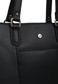 Zwarte handtas van textuur leer met metallic hardware, vijf banden en een drukknoopdetail. Bevat een buitenzak voor extra functionaliteit.