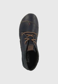 Scarpa di pelle blu con lacci beige, punta tonda e cuciture rosse a contrasto. Presenta un accento con logo marrone vicino alla linguetta.