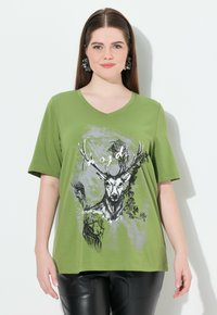 Camiseta verde de manga corta con escote en V que presenta un diseño gráfico de un ciervo y acentos florales en tonos negros y grises.