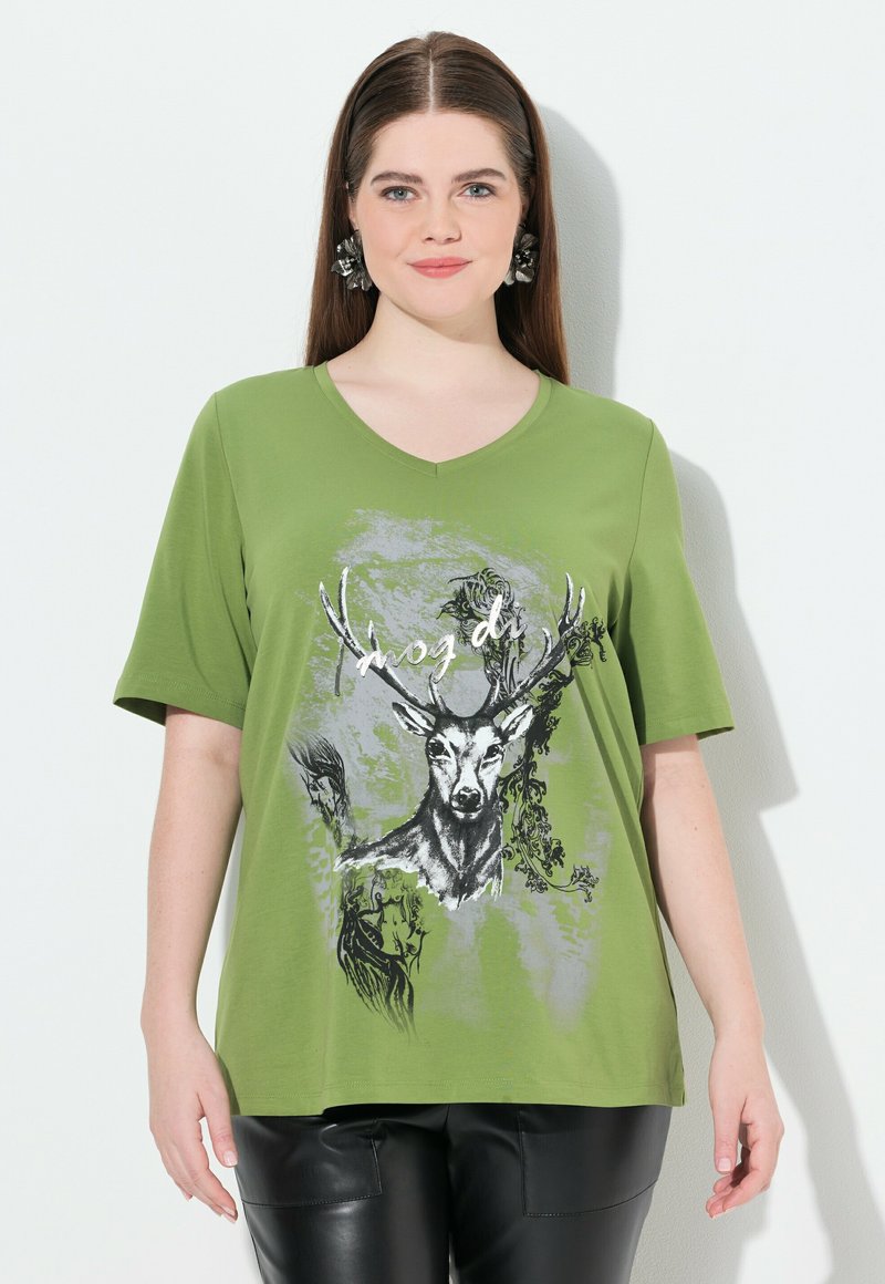 Camiseta verde de manga corta con escote en V que presenta un diseño gráfico de un ciervo y acentos florales en tonos negros y grises.