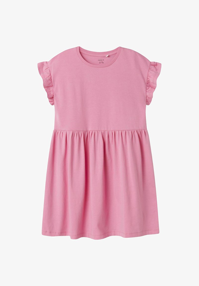 Różowa bawełniana sukienka z krótkimi falbaniastego rękawami i marszczoną talią. Gładka tekstura, długość do kolan, prosty okrągły dekolt.