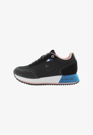 Sort sneaker med glat og ruskind-tekstur, en hvid og blå sål, rund tå, snørebånd fortil og U.S. Polo Assn. branding på hælen.
