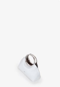 Sac à main blanc texturé avec une poignée circulaire en argent brillant et un design élégant et arrondi. Sa surface est lisse avec des accents minimaux.