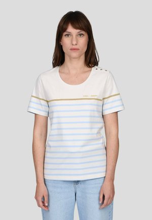 Chemise rayée blanche et bleu clair à manches courtes, avec un col rond, une bande dorée en accent, et trois boutons décoratifs sur l'épaule gauche.