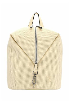 Sac à dos en cuir perforé couleur crème avec fermeture éclair centrale et fermoir métallique, comportant un petit logo embossé en bas à droite.