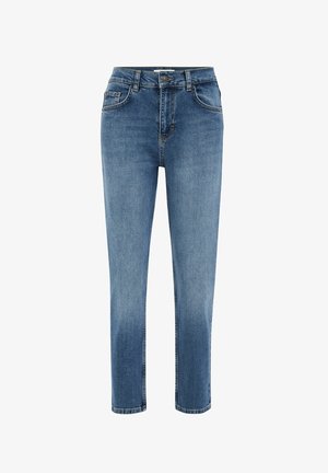 Kék egyenes szárú farmernadrág öt zsebbel, gombos elülső résszel és övbújtatókkal, fehér háttér előtt bemutatva.