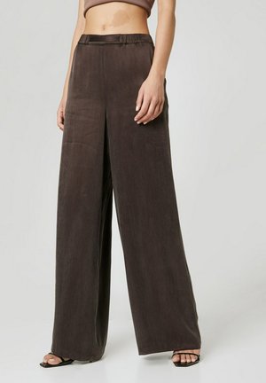 Wijdvallende broek in donkerbruine stof, met een hoge taille en een gladde textuur. Geen zichtbare patronen of hardwaredetails.