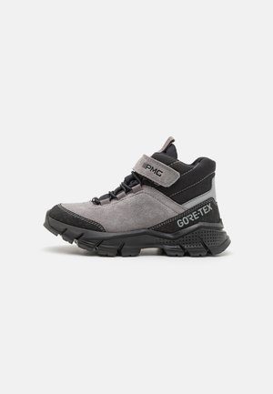 Bocanci de drumeție de tip mid-cut, din întăritură de suede gri și țesătură neagră. Au un curea cu arici, talpă texturată și branding "GORE-TEX" pe lateral.