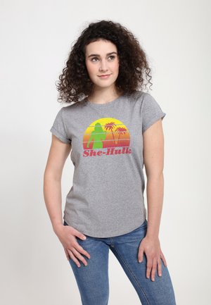 Henry Tiger SHE HULK ATTORNEY AT LAW RETRO SUNSET SHE HULK - T-shirt z nadrukiem