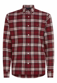 Chemise à carreaux rouge, blanche et noire à manches longues avec un col boutonné et un petit logo sur la poitrine.