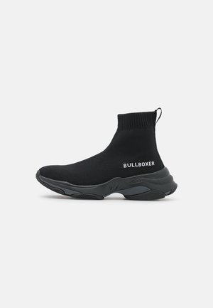 Zwarte sokstijl sneaker met geribbelde enkel, dikke gestructureerde zool en "BULLBOXER" logo aan de zijkant.