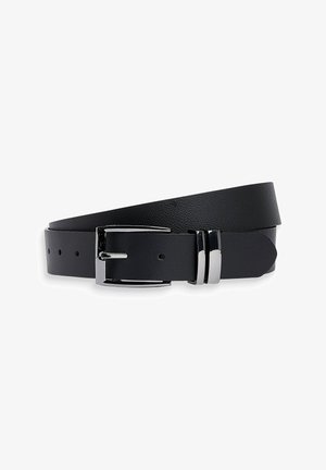 Cintura in pelle nera con fibbia argentata lucida, superficie liscia e numerosi fori regolabili per adattarsi. Design semplice e classico.