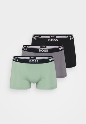 Drie paar boxershorts in mintgroen, grijs en zwart, met een zwarte tailleband met witte "BOSS" branding. Zachte katoenen stof.