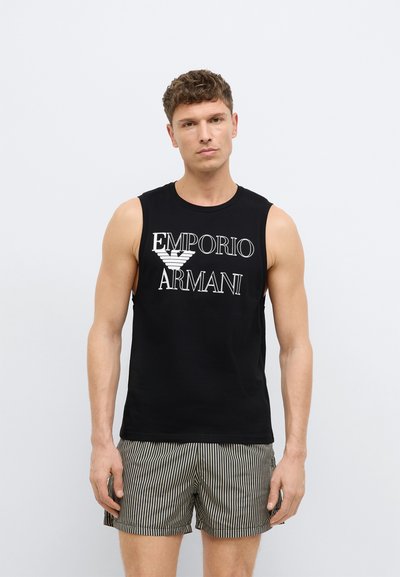 Μαύρο βαμβακερό αμάνικο πουκάμισο με το λογότυπο "Emporio Armani" σε λευκό, συνδυασμένο με ριγέ σορτς, που παρουσιάζει αθλητικό σχεδιασμό.