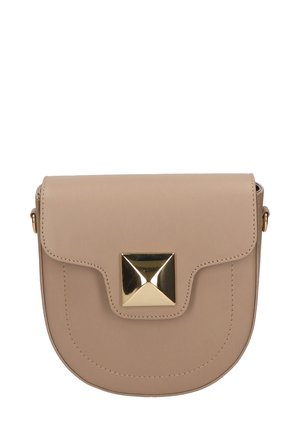Beige leren tas met een gebogen vorm, een klepopening en een gouden piramideaccent aan de voorkant. Heeft minimale stiksels en een schouderriem.