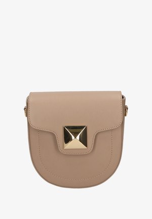 Beige Ledertasche mit einer geschwungenen Form, einem Klappenverschluss und einem goldenen Pyramidenelement auf der Vorderseite. Verfügt über minimalen Stitching und einen Schultergurt.
