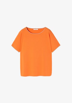 Oranžové tričko s krátkym rukávom a okrúhlym výstrihom, s kontrastným svetlosivým lemovaním okolo výstrihu a rukávov. Jemná textura.