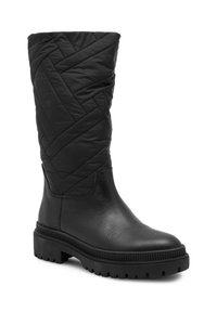 Čierne vysoké čižmy s textúrovanou prešívanou hornou časťou, hladkou koženou dolnou časťou a masívnou gumovou podrážkou s drážkovaným detailom.