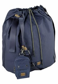 Marineblå snørepose lavet af stof, med en lomme fastgjort med en clip, struktureret overflade og kontrasterende gul syning.