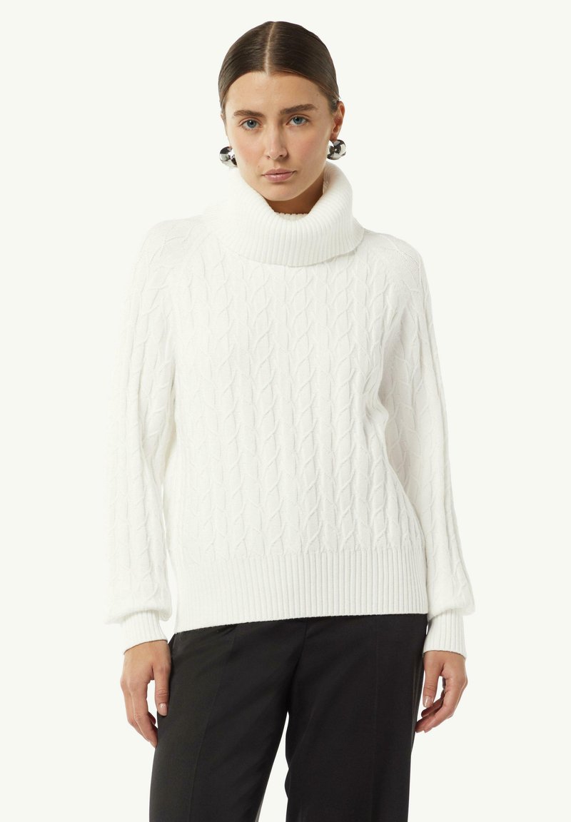 Weißer Kabelstrickpullover mit hohem, geripptem Rollkragen und gerippten Bündchen. Er zeichnet sich durch eine lockere Passform und ein strukturiertes Muster aus.