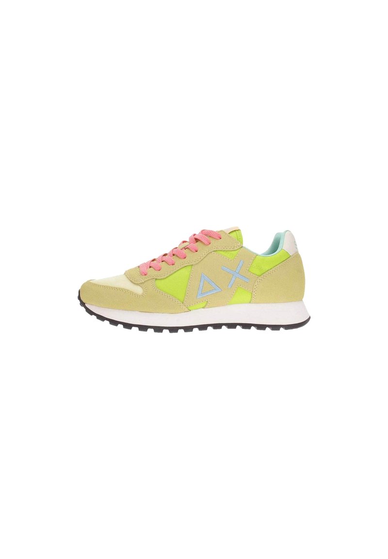 Sneaker verde lime e beige con lacci rosa, dettagli bianchi e suola texturizzata. Presenta forme geometriche sui lati.