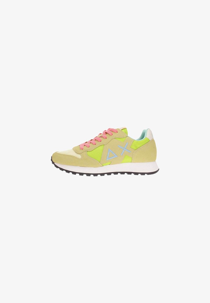 Sneaker verde lime e beige con lacci rosa, dettagli bianchi e suola texturizzata. Presenta forme geometriche sui lati.
