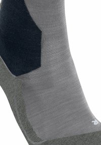 Calzino grigio e blu navy con un design intrecciato strutturato, con blocchi di colore distinti e una finitura liscia sul corpo e un bordo a coste.