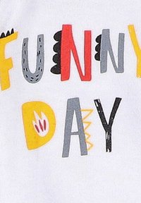 Witte stof met kleurrijke tekst: "FUNNY" in rood, geel, grijs, zwart, en "DAY" in zwart, vergezeld van speelse texturen en vormen.