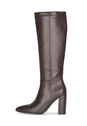 Hoher dunkelbrauner Lederstiefel mit spitzem Schuhspitze und Blockabsatz, glatte Textur, Seitenansicht auf weißem Hintergrund.