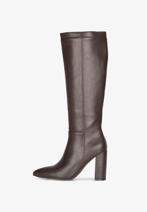 Stivale in pelle marrone scuro, alto, con punta a punta e tacco a blocco, texture liscia, vista laterale su sfondo bianco.