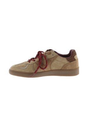 Laaggeprofileerde beige suède sneaker met bruine accenten en rode veters, zijaanzicht op een witte achtergrond.
